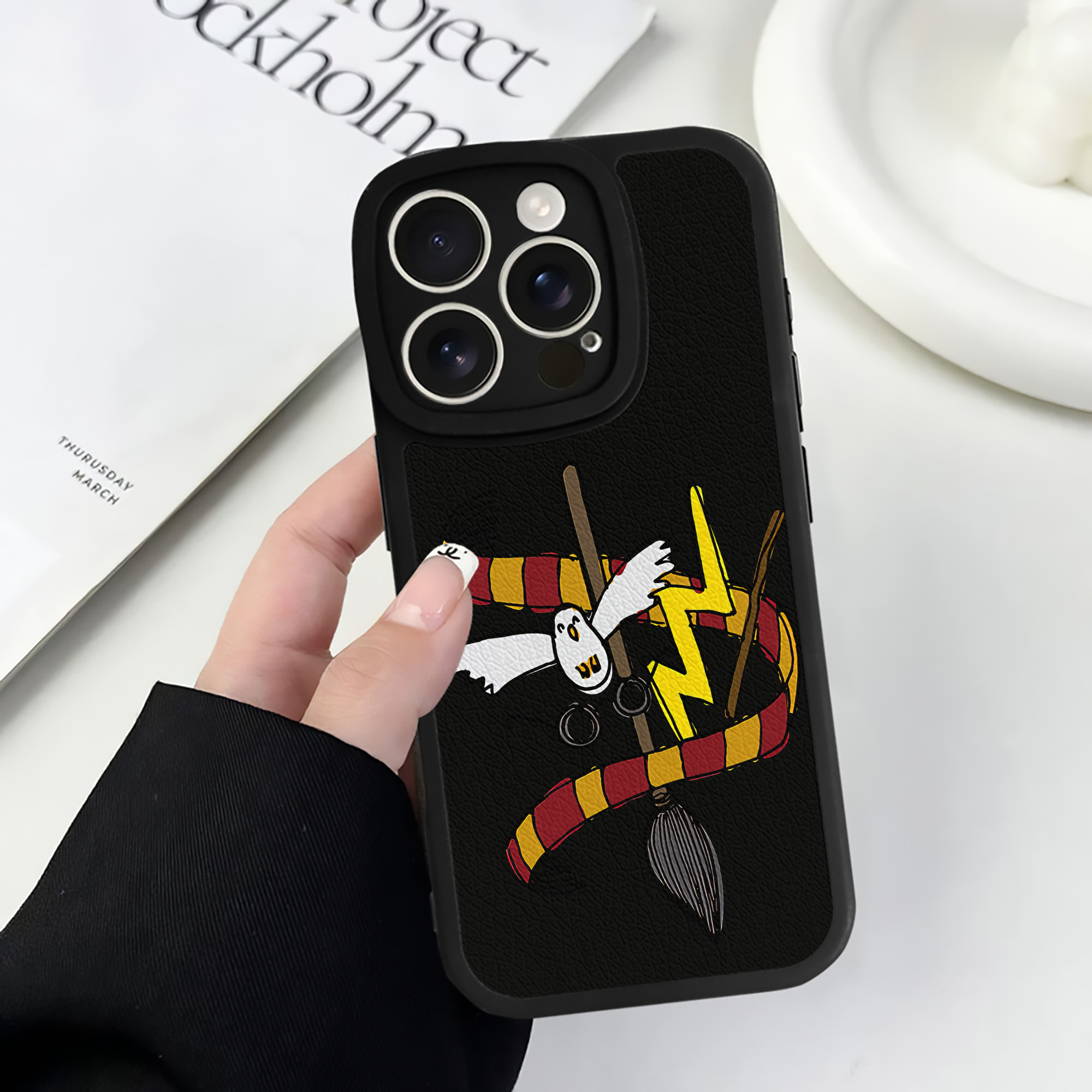 （画像用） Harry Potter ハリー・ポッターシリーズ 【iPhone 16シリーズ対応】シリコンスマホケース（レザー調） 材質：シリコン